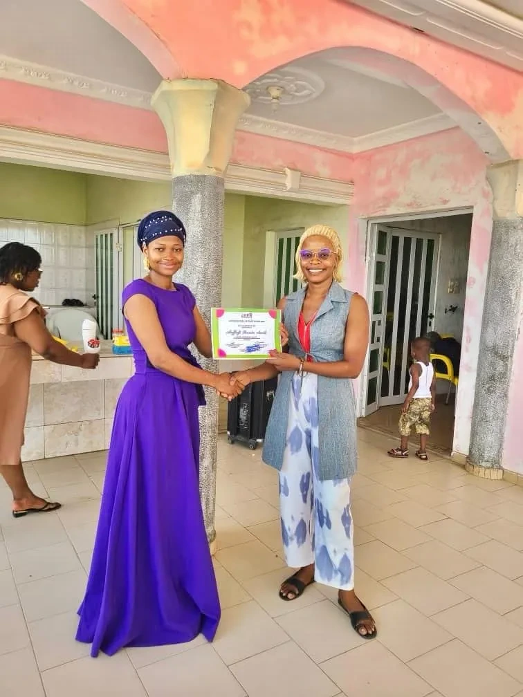 Remise officielle d'un certificat de participation